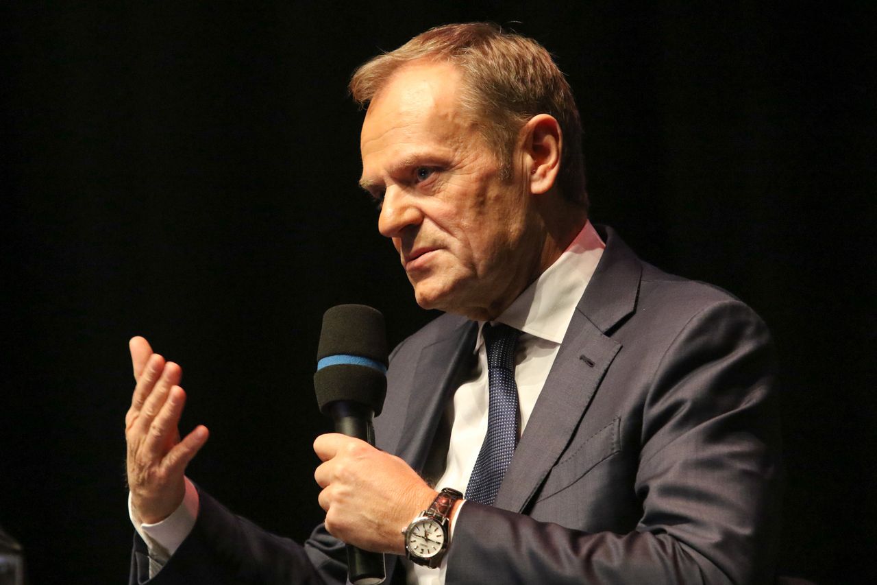 Donald Tusk komentuje zamieszczenie tęczowej flagi na pomniku Chrystusa