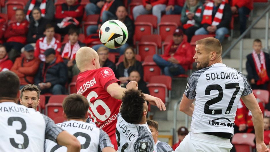 Duński obrońca Widzewa Łódź Peter Therkildsen i defensor Puszczy Niepołomice Łukasz Sołowiej