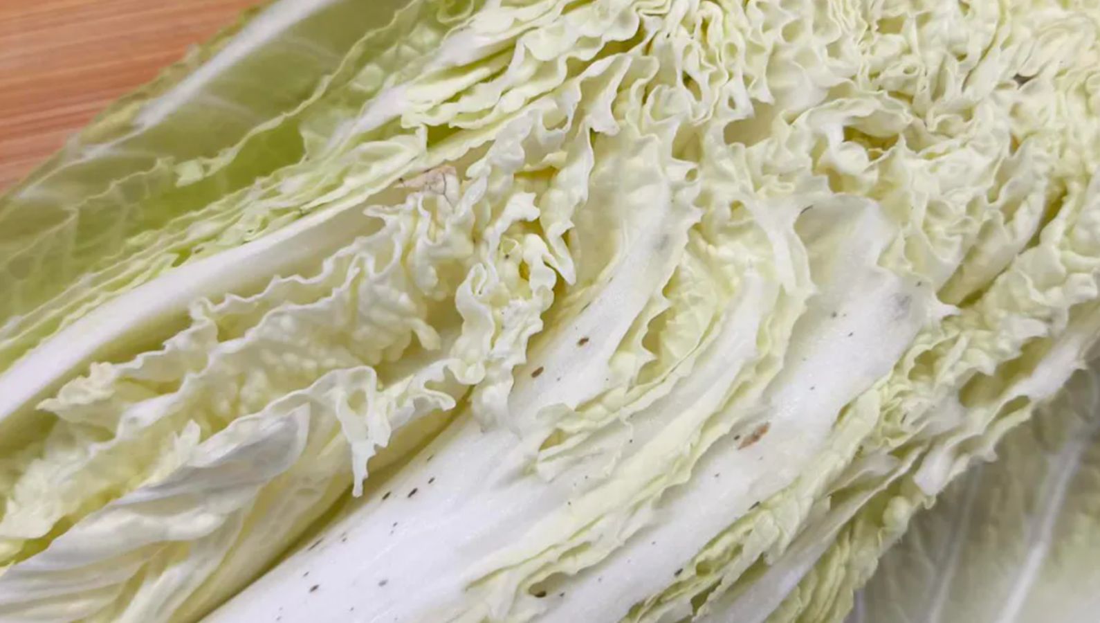 Wielu kupuje kapustę pekińską, a później widzi na niej czarne kropki. Mało kto wie, co to oznacza