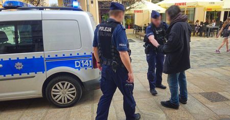 Bezdomny mężczyzna nachodził lokale przy deptaku w Lublinie. Zgłoszenie do policji po niepokojącym zachowaniu