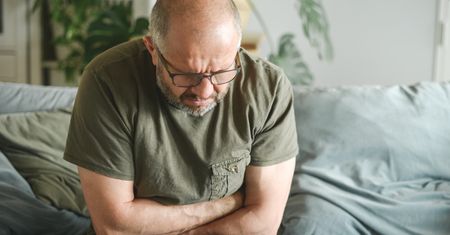 Nie pomyl z niestrawnością. 3 objawy raka wątroby