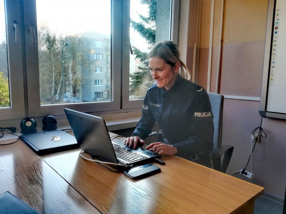 Świętochłowice. Policjanci rozpoczęli zdalną profilaktykę i rozmawiają w internecie z uczniami.