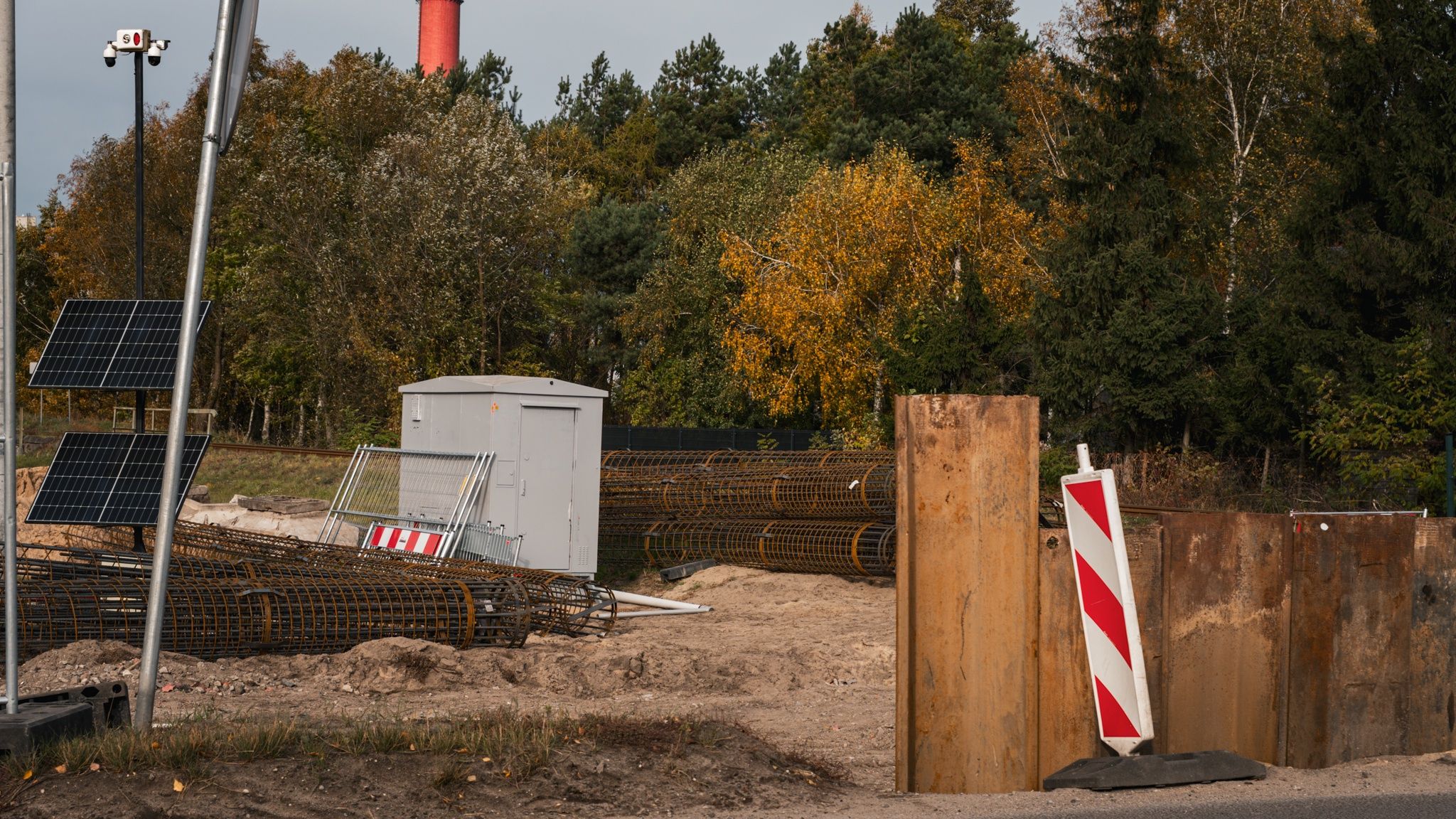 Na ul. Olsztyńskiej w Toruniu trwają prace przy budowie estakady nad torami kolejowymi. 