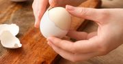 Dodaj do gotowania jajek. Skorupka zsunie się raz, dwa
