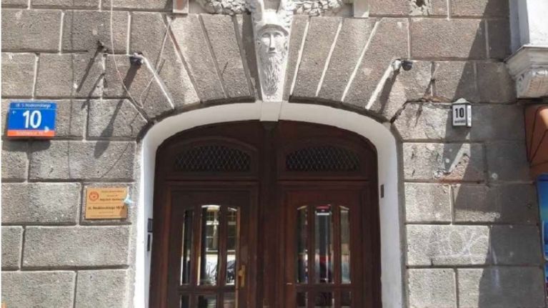 Warszawa. Mieszkania w pięknej kamienicy przy Noakowskiego są pełne zabytkowych detali. Remont należących do miasta lokali prowadzony będzie pod nadzorem konserwatorskim
