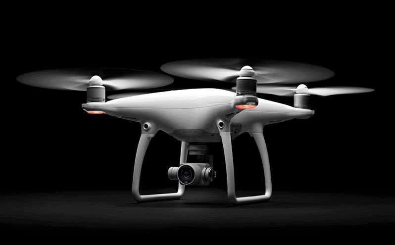 DJI Phantom 4 - flagowy dron, który wykrywa przeszkody, filmuje w 4K i może być sterowany tabletem 3