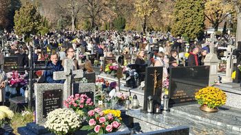 Tarnobrzeg: Wszystkich Świętych. Tłumy na cmentarzach parafialnych