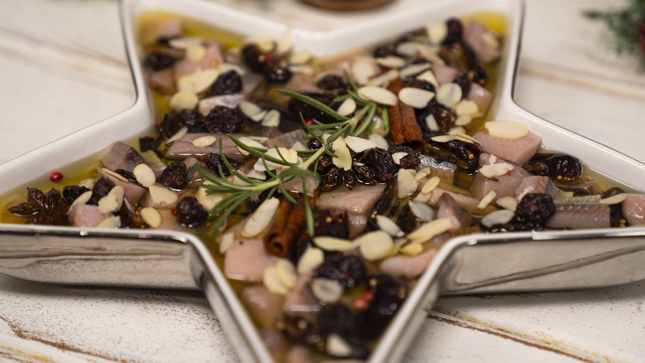 Śledzie po królewsku staną się hitem na wigilijnym stole. Każdy poprosi o dokładkę