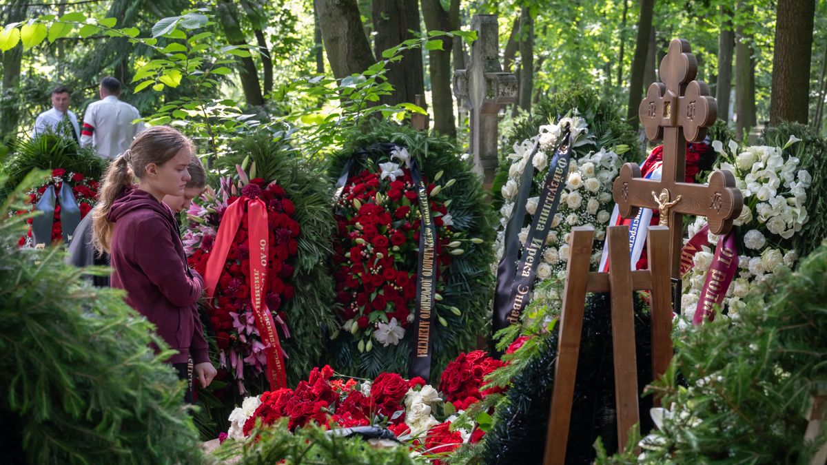 SAINT PETERSBURG, RUSSIA - 2025/07/11: The daughters of Roman Starovoit, former Minister of Transport mourn during the funeral ceremony at Smolensk Cemetery. who was found dead a few hours after his dismissal. Former Russian Transport Minister Roman Starovoit was found dead with a gunshot wound in his car near Moscow on July 7, 2025, hours after President Putin announced his dismissal. Authorities have launched an investigation, with suicide as the leading theory. (Photo by Andrei Bok/SOPA Images/LightRocket via Getty Images)