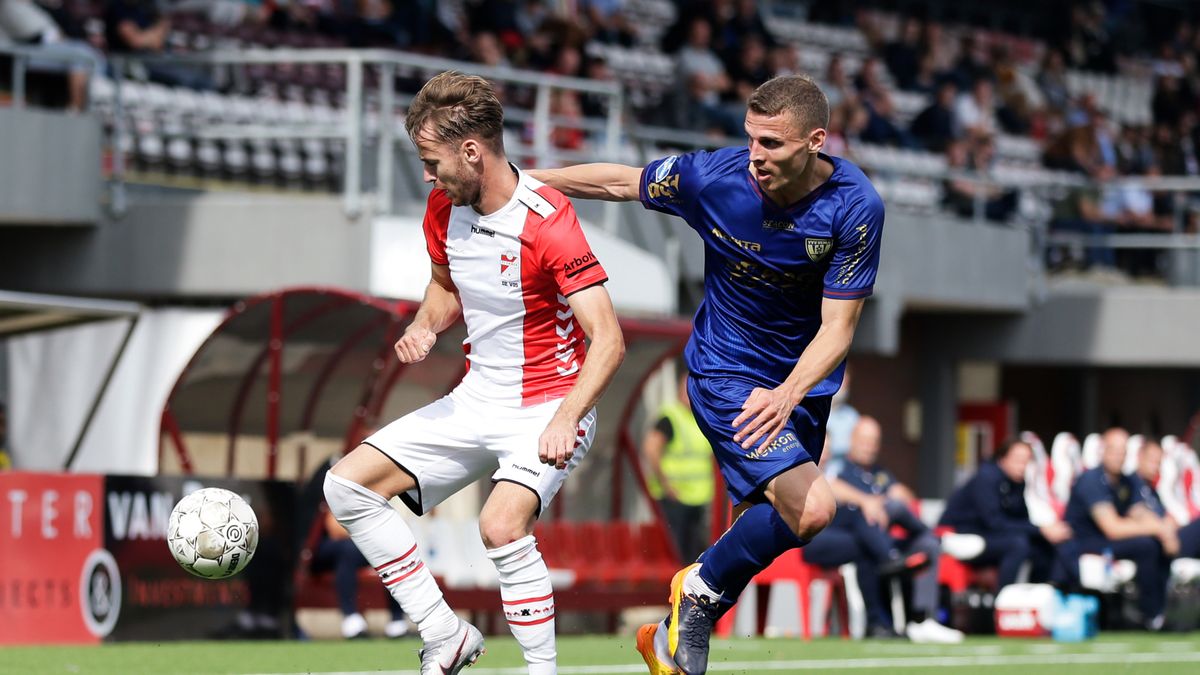 Zawodnik FC Emmen (z lewej)