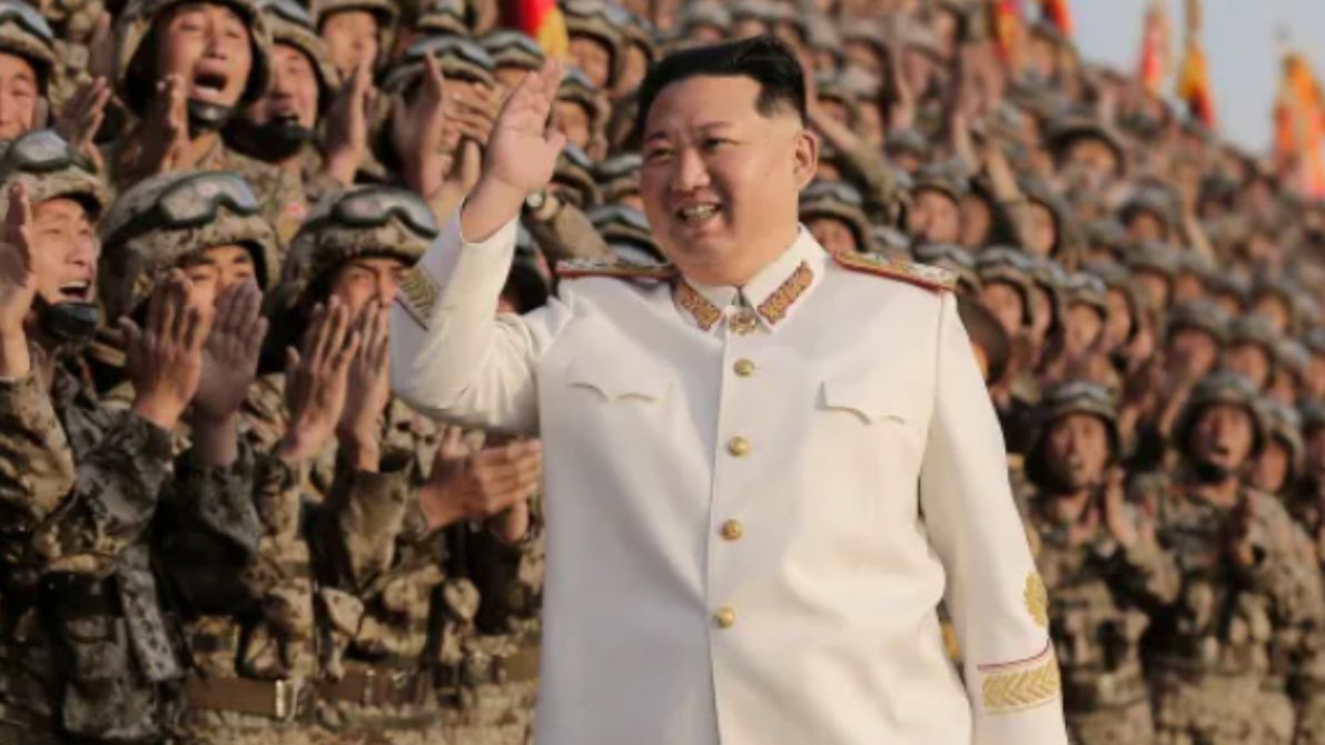 Kim Dzong Un, przywódca Korei Północnej, i jego żołnierze