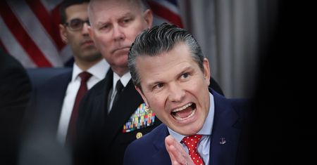 Plany ataku na komunikatorze? Hegseth zaprzecza