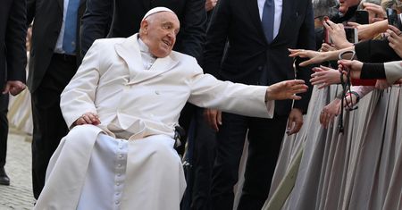 Papież nie posłuchał lekarzy. Pracował do końca