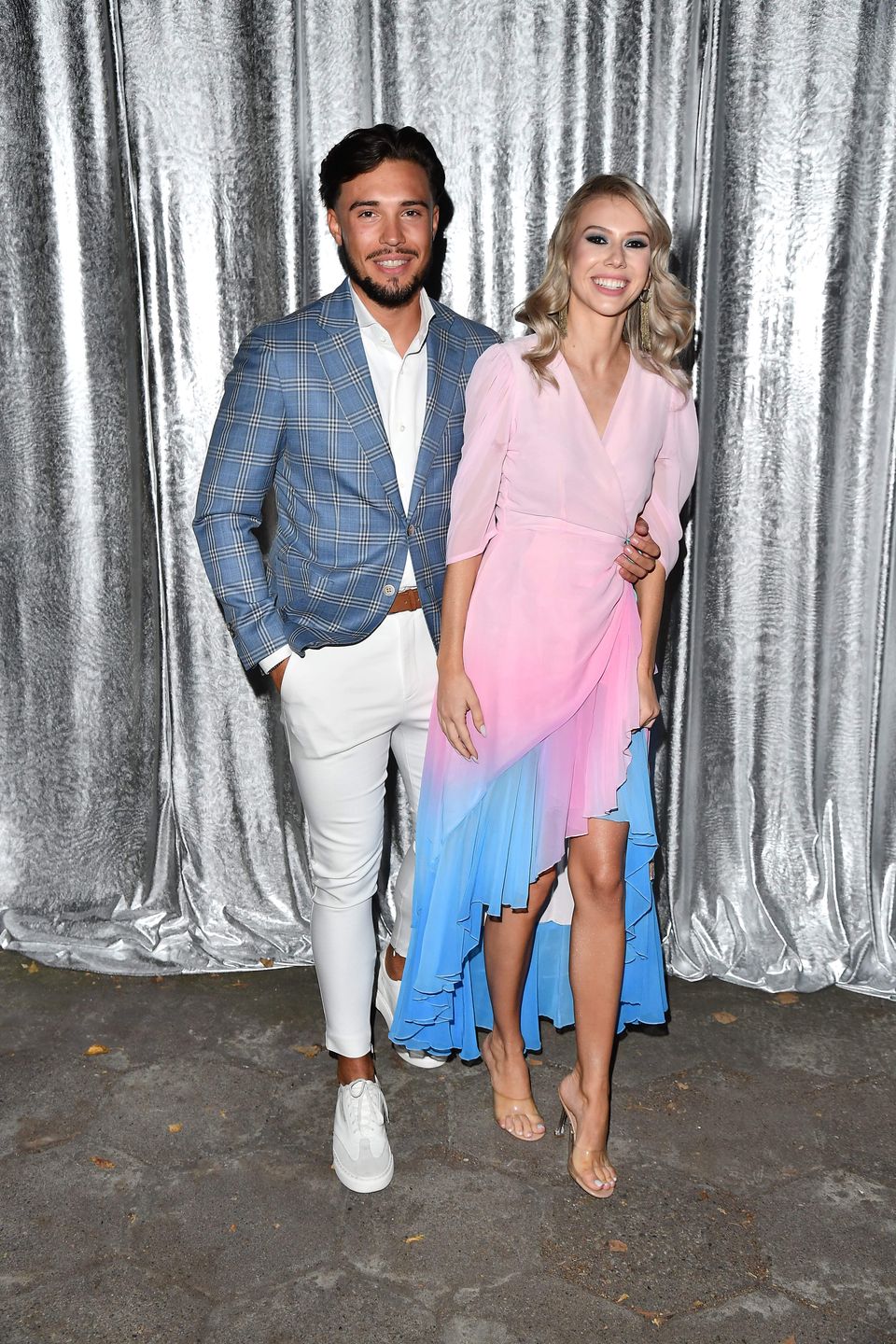 Tłum celebrytów wdzięczy się na evencie