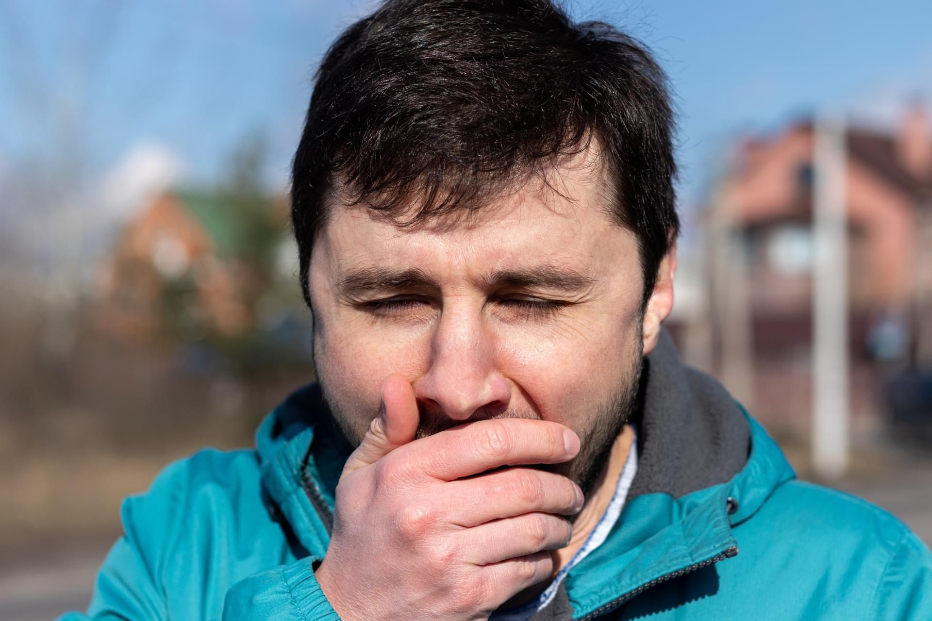 Tydzień, trzy, a nawet kilka miesięcy. Ile trwa kaszel w infekcjach dróg oddechowych?
