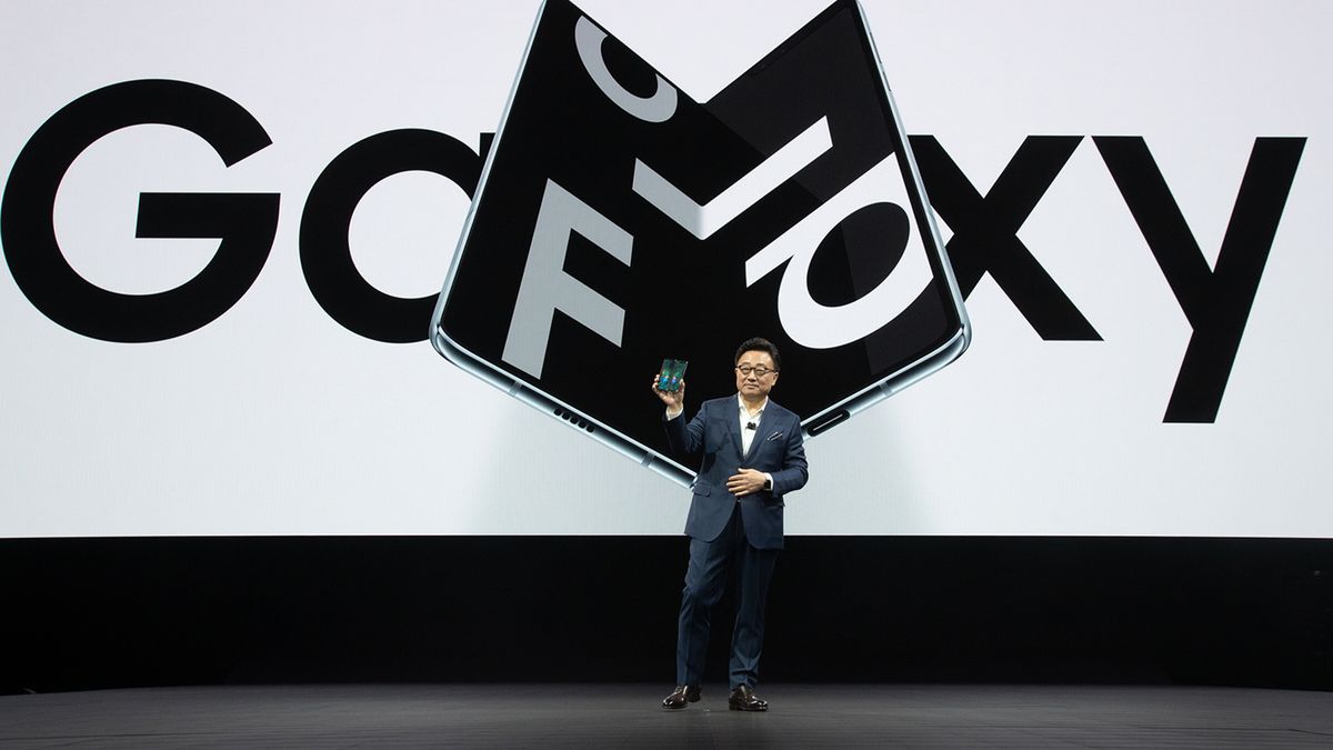 Nad składanymi smartfonami zawisły czarne chmury 1