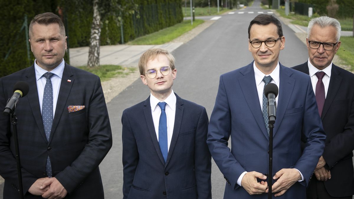 Piotr Patkowski (w środku) podczas wizyty premiera Mateusza Morawieckiego w Tomaszowicach, woj. lubelskie, we wrześniu 2019 roku.