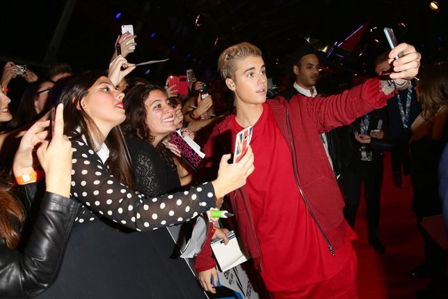 Justin Bieber robi selfie z fanami na MTV EMA 2015 (Włochy)