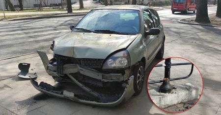 Uderzyła w tył skody, która zatrzymała się przed przejściem. Wytrącony z toru jazdy Renault wjechał w słupek
