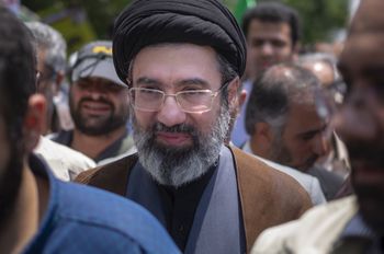 Nowy przywódca Iranu od razu staje się celem. Wywlekają jego wstydliwe sekrety