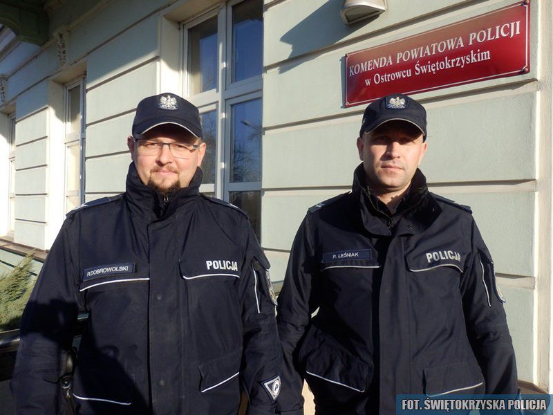Dzielnicowi z ostrowieckiej komendy uratowali życie 55-latka. Nietrzeźwy mężczyzna wpadł do rzeki.