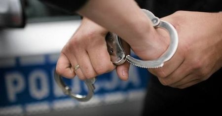 Nietrzeźwy kierowca bez uprawnień i agresywna pasażerka zatrzymani przez policję w Mogilanach