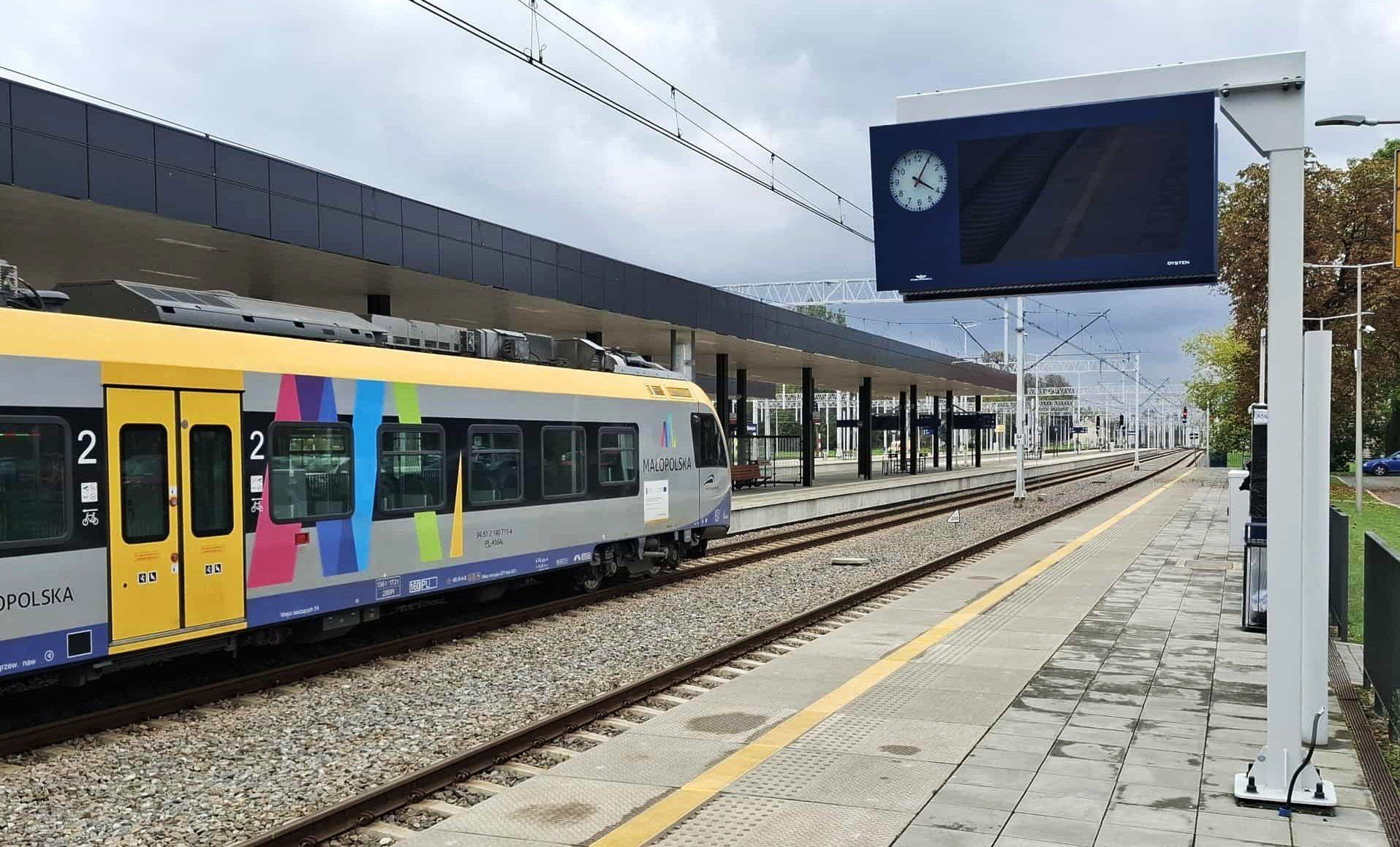 Na dworcu kolejowym w Oświęcimiu zamontowano system dynamicznej informacji pasażerskiej, mającej poprawić komfort podróżnych.