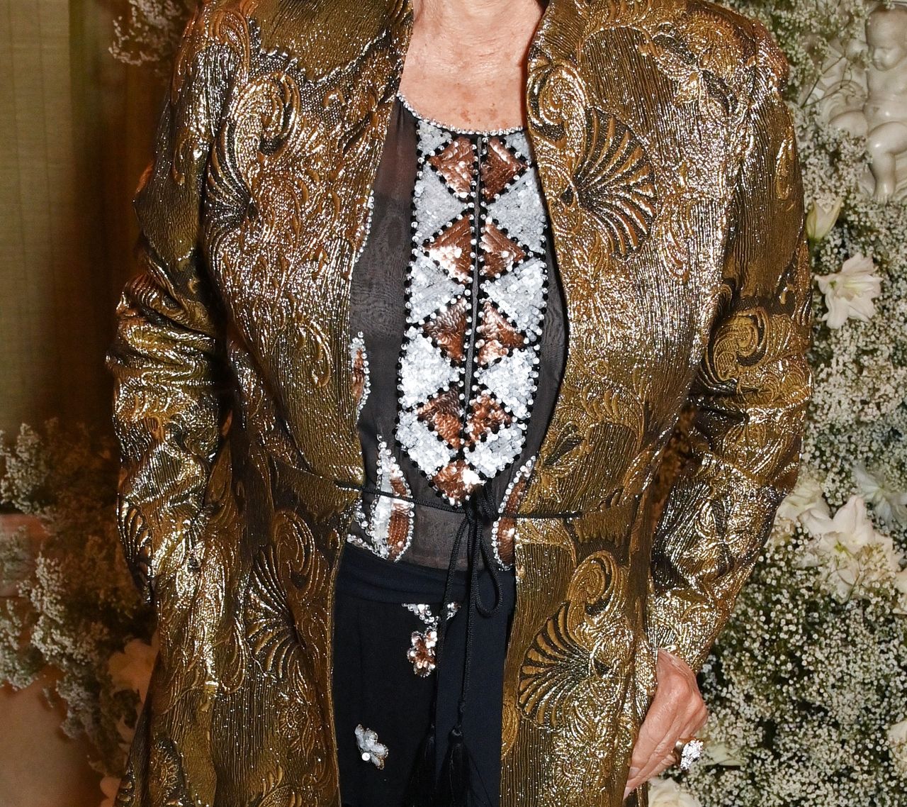 Joan Collins w złotych kolczykach