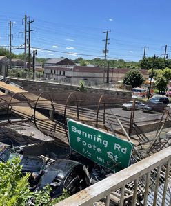 Koszmar na drodze. Na autostradę runęła kładka dla pieszych