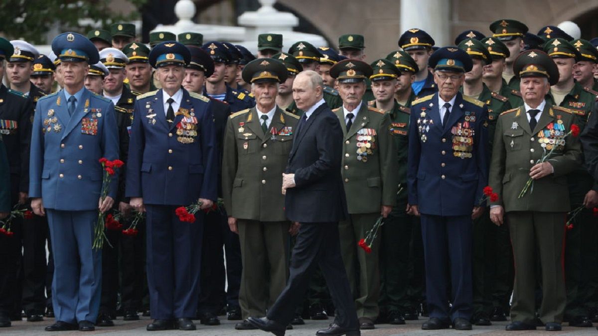 Putin Observes Day of Remembrance and Sorrow, Marking Axis Invasion In WWII
MOSCOW, RUSSIA - JUNE 22:(RUSSIA OUT) Russian high-ranked officers and  veterans of military invasion of Ukraine look at President Vladimir Putin during a wreath laying ceremony at the Unknown Soldiers's Tomb near the Kremlin, marking the Day of Remembrance and Sorrow, on June 22, 2024, in Moscow, Russia. Russians and Belarusians mark  June 22nd as the anniversary of Nazi Germanys invasion of USSR in 1941. (Photo by Contributor/Getty Images)
Contributor