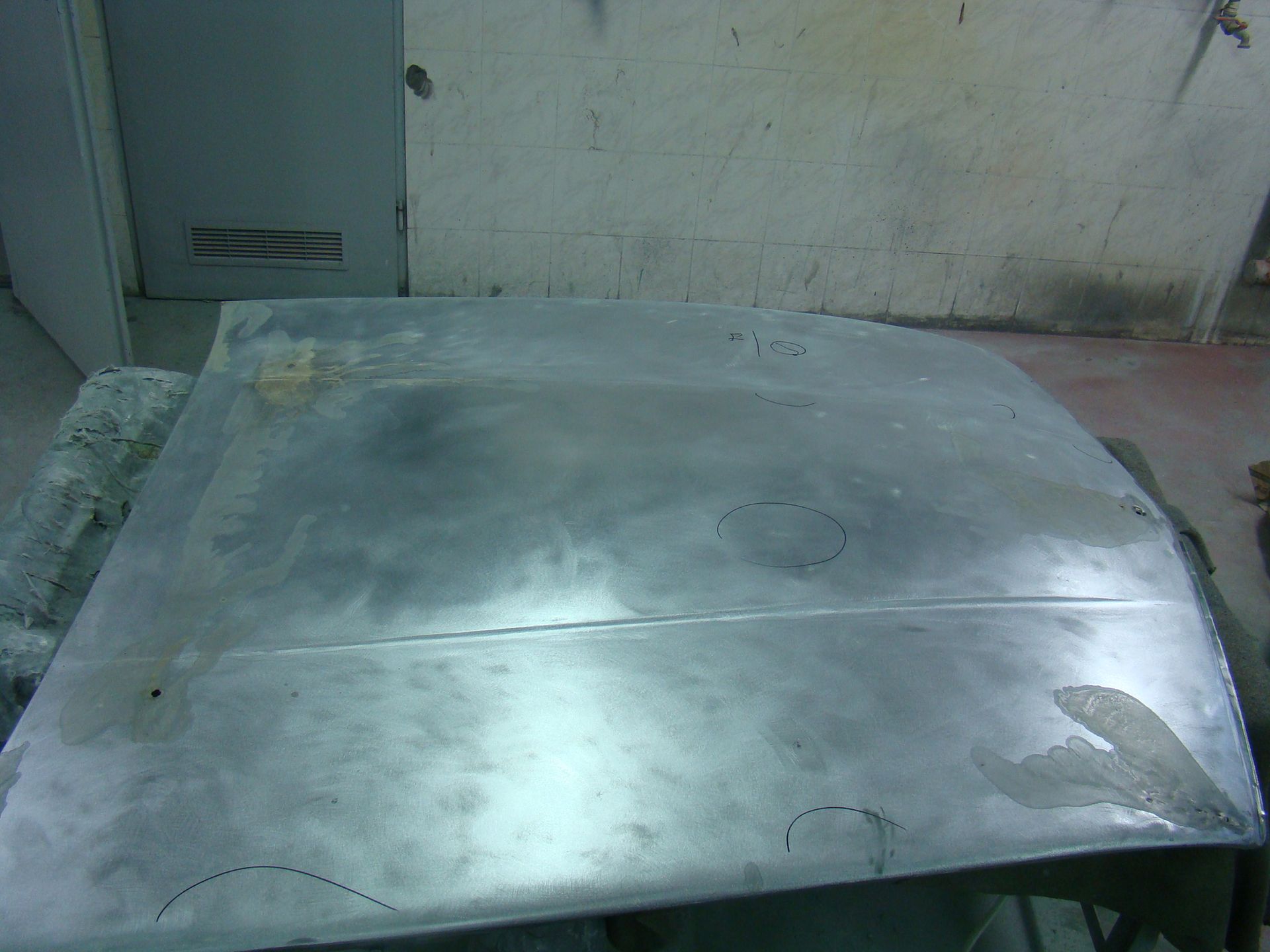 Mercedes 450 SL (R107) - prace nad pokrywą silnika 8