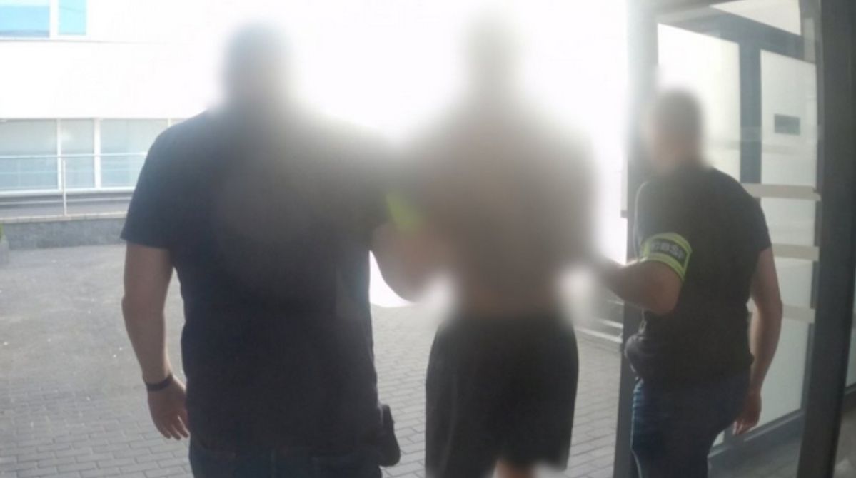 Zmienił wygląd i używał fałszywej tożsamości. Był poszukiwany przez Interpol