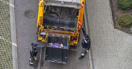 Warszawscy radni ustalili opłaty za wywóz śmieci. Od stycznia wchodzą nowe stawki