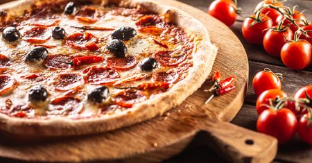 Przepis na cienkie ciasto do pizzy. Placek jak we włoskiej pizzerii