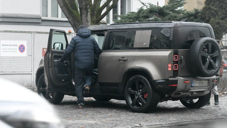 Tomasz Karolak i Viola Kołakowska zastawiają bramę z zakazem