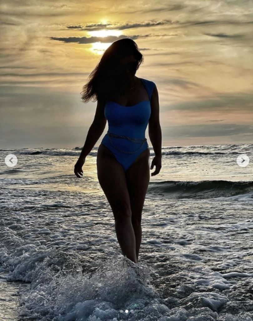 Katarzyna Cichopek pozuje w Bałtyku o zachodzie słońca