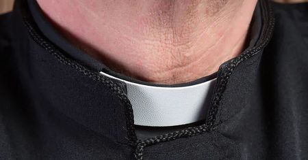 17-latka zakuta w kajdanki. To napisała kredą pod kościołem w Toruniu
