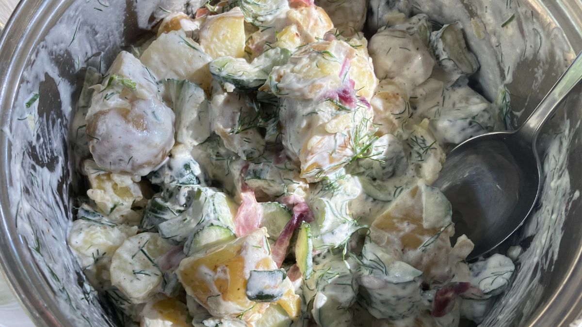 Sałatkę zrobiłam z ogórkami małosolnymi i karmelizowaną cebulką