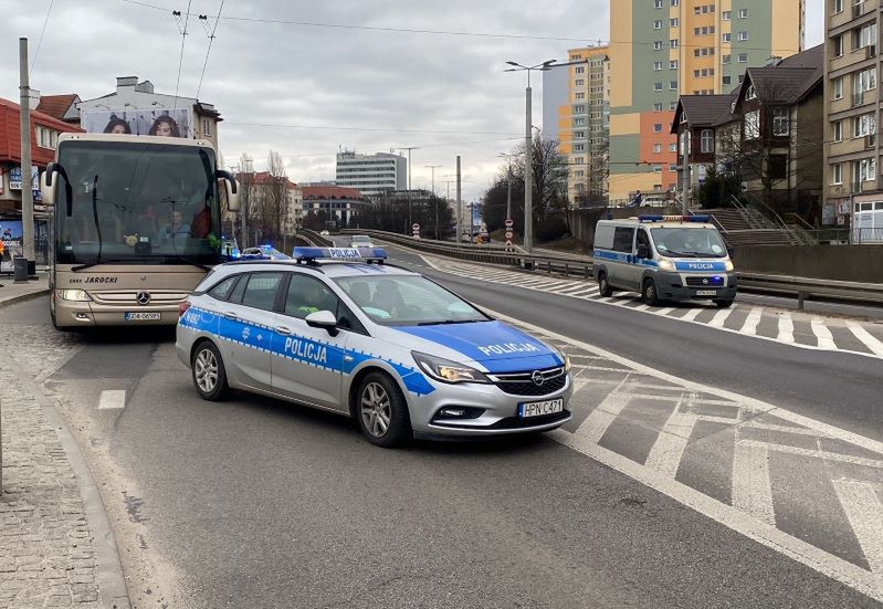 Pomoc uchodźcom nie pozwala łamać przepisów. Za wykroczenia można stracić prawo jazdy