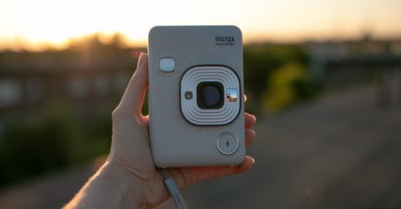 Instax mini LiPlay - stylowy towarzysz imprez