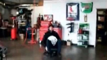 "Odlot" na eksplodującej poduszce powietrznej, czyli jak zdobyć nagrodę Darwina (wideo) 1