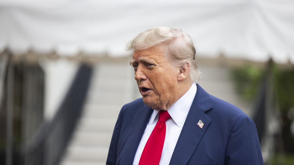 US President Donald Trump speaks to the media as he departs the White House for Alberta, Canada, where he will attend the G7 Summit, in Washington, DC, USA 15 June 2025. Trump answered questions about the on-going conflict between Israel and Iran. EPA/JIM LO SCALZO / POOL Dostawca: PAP/EPA.