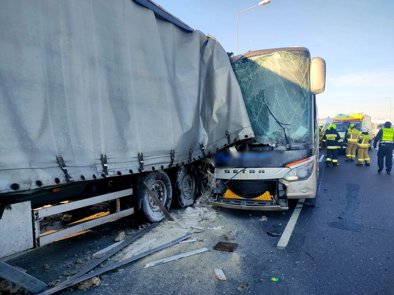 Poważny wypadek autokaru. Kilkanaście osób rannych