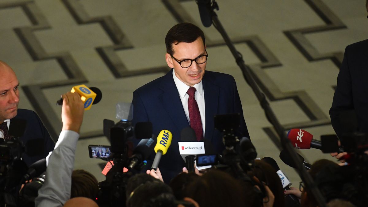 Warszawa, 13.01.2023. Premier Mateusz Morawiecki podczas wypowiedzi dla mediów w Sejmie w Warszawie, 13 bm. Sejm uchwalił nowelizację ustawy o Sądzie Najwyższym z jedną poprawką PiS. Wszystkie poprawki proponowane przez opozycję nie uzyskały poparcia. Przepisy trafią teraz do prac w Senacie. (aldg) PAP/Piotr Nowak