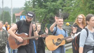Czarna: Tłumy na 26 rocznicy koronacji obrazu Matki Bożej Czarneckiej. Pielgrzymi przybyli nawet z odległych parafii