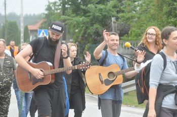 Czarna: Tłumy na 26 rocznicy koronacji obrazu Matki Bożej Czarneckiej. Pielgrzymi przybyli nawet z odległych parafii