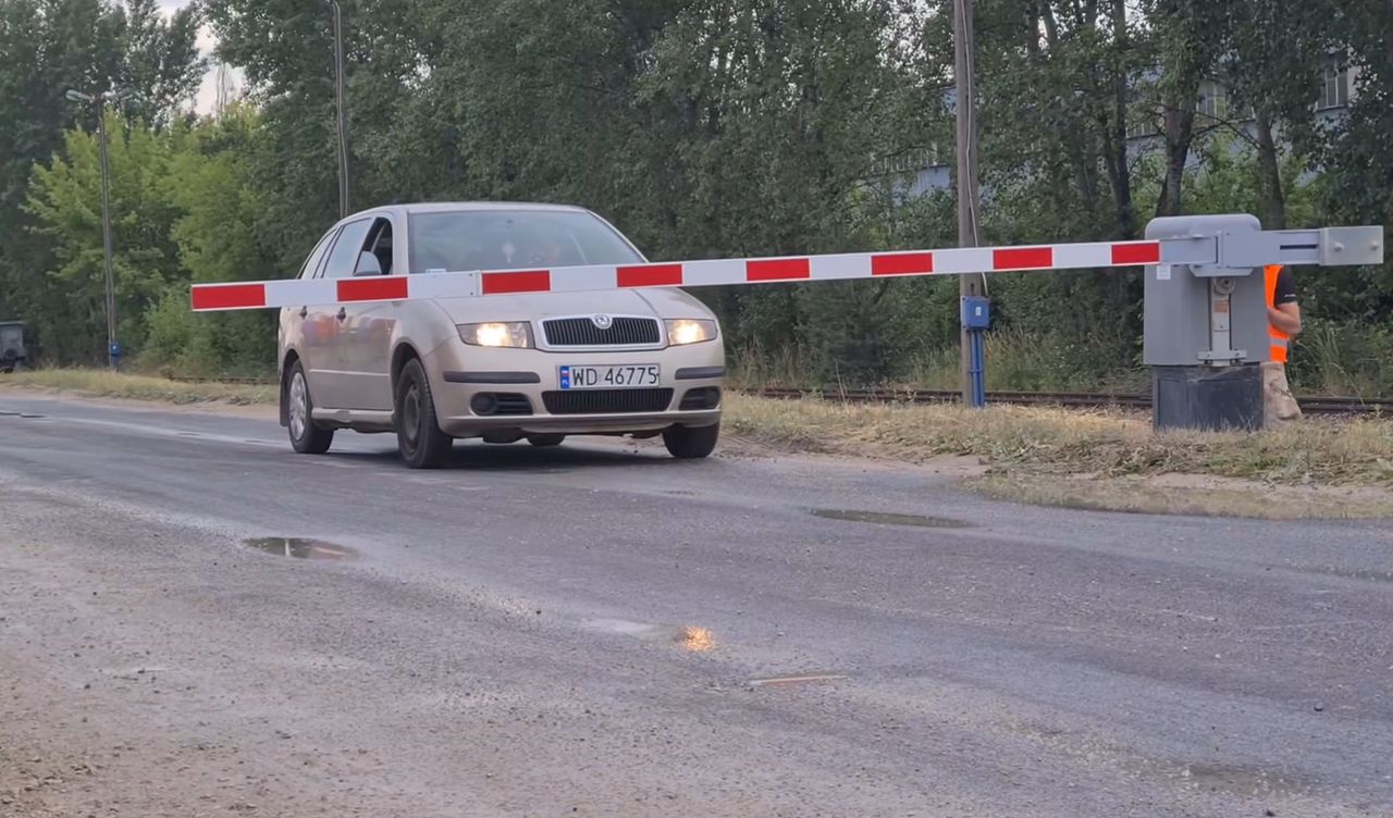 Samochód na przejeździe kolejowym biorący udział w prezentacji