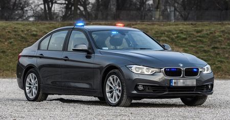 Poważny wypadek policyjnego BMW. Funkcjonariusze grupy Speed zderzyli się z ciężarówką