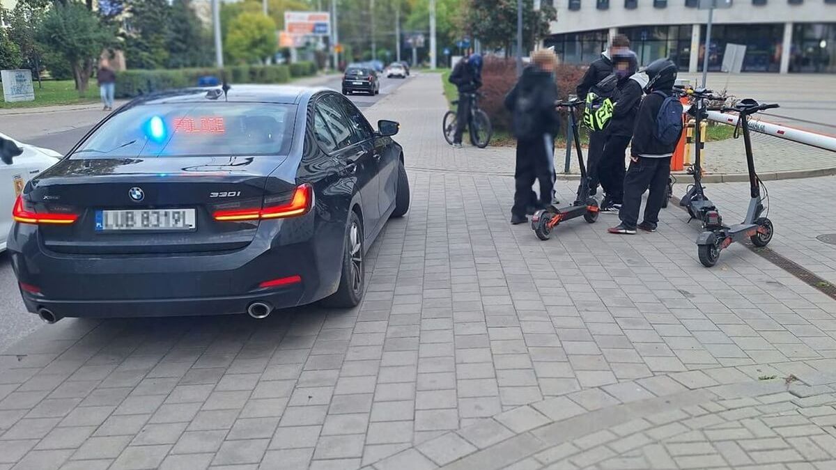Policjanci kontrolujący nastolatków na hulajnogach na ul. Chodźki