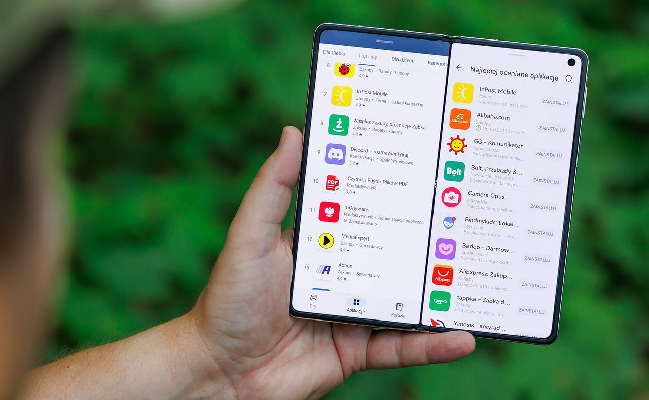 Google Play i AppGallery na rozłożonym ekranie